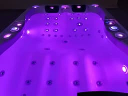 Iluminare LED subacvatică — ambianță violet