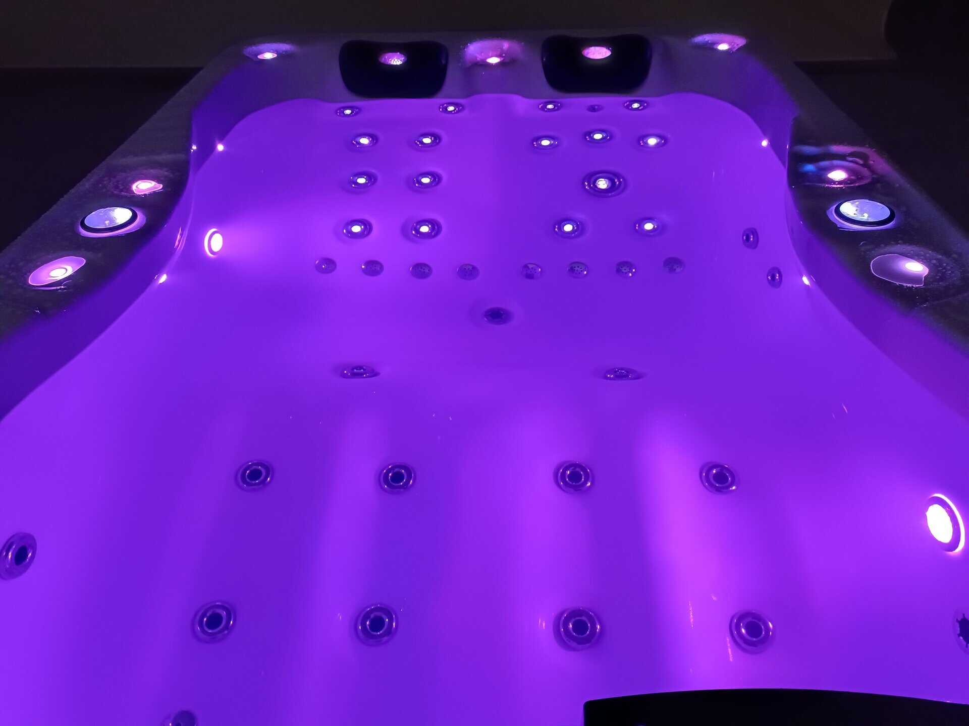 Iluminare LED subacvatică — ambianță violet