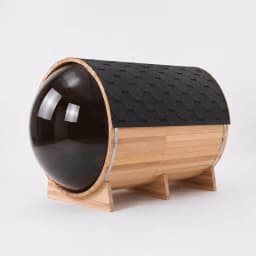Saună barrel outdoor INEO — vedere de ansamblu, cu hublou panoramic și acoperiș din șindrilă
