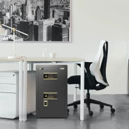 Seiful SF01 într-un birou — fotografie de prezentare